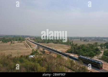 Vientiane. Mai 2020. Luftaufnahme vom 30. April 2020 zeigt einen Maschinenbauzug auf der China-Laos-Eisenbahn am Stadtrand von Vientiane, der Hauptstadt Laos. ZU GEHEN MIT "Feature: Ingenieure tagen Pandemie, Tempo bis China-Laos Eisenbahnbau" Credit: Xinhua/Alamy Live News Stockfoto