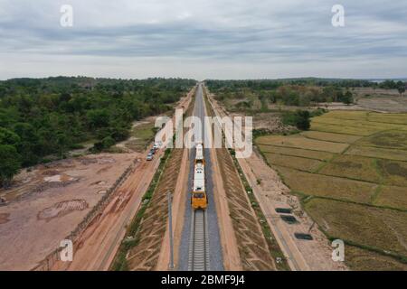 Vientiane. Mai 2020. Luftaufnahme vom 24. April 2020 zeigt einen Maschinenbauzug auf der China-Laos-Eisenbahn am Stadtrand von Vientiane, der Hauptstadt Laos. ZU GEHEN MIT "Feature: Ingenieure tagen Pandemie, Tempo bis China-Laos Eisenbahnbau" Credit: Xinhua/Alamy Live News Stockfoto