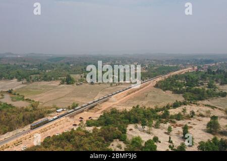 Vientiane. Mai 2020. Luftaufnahme vom 30. April 2020 zeigt einen Maschinenbauzug auf der China-Laos-Eisenbahn am Stadtrand von Vientiane, der Hauptstadt Laos. ZU GEHEN MIT "Feature: Ingenieure tagen Pandemie, Tempo bis China-Laos Eisenbahnbau" Credit: Xinhua/Alamy Live News Stockfoto