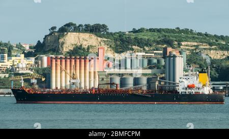 Ölsamen Industrieanlage in Lissabon, Portugal. Sovena Oil Seeds Portugal beschäftigt sich mit der Raffination und Extraktion von Sojabohnenölen. Stockfoto