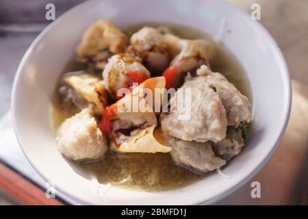 Bakso. indonesisches berühmtes Fleischbällchen-Straßenessen mit Suppe und Nudel Stockfoto