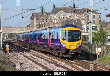 Erster Kelios TransPennine Express Siemens Desiro Dieselzug der Baureihe 185 185127 auf der elektrifizierten Westküstenlinie in Lancashire, die Carnforth passiert Stockfoto