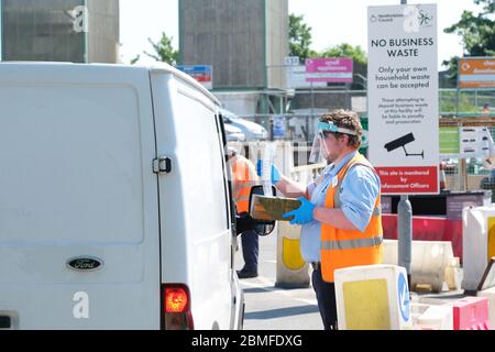 Hereford, Herefordshire UK - Samstag, 9. Mai 2020 - Herefordshire Council hat heute zwei Recycling-Zentren für die Öffentlichkeit in der ganzen Grafschaft wieder eröffnet. Mitarbeiter des Recyclingzentrums, die eine Schutzausrüstung tragen, weisen die Besucher beim Eintreffen auf das Protokoll der Anlage an. Seit Ende März 2020 wurden die Recycling-Zentren geschlossen. Foto Steven May / Alamy Live News Stockfoto