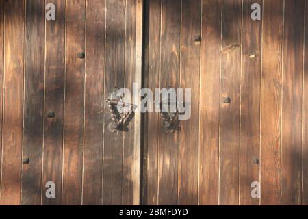 Alte antike dunkle Holzschältüren schließen Stockfoto