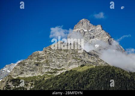 Ein Blick auf den Belalakaya Berg. Sonniger Tag. Dombay, Karatschai-Tscherkess-republik. Russischer Berg Stockfoto