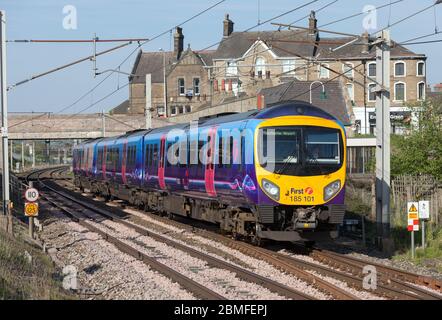 Erster Kelios TransPennine Express Siemens Desiro Dieselzug der Baureihe 185 185127 auf der elektrifizierten Westküstenlinie in Lancashire, die Carnforth passiert Stockfoto