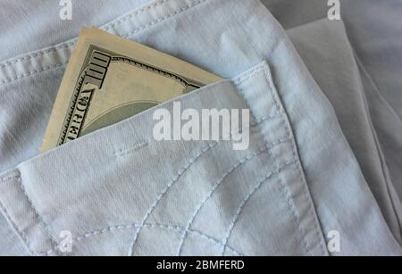 American Money in der Gesäßtasche der blauen Jeans. Nahaufnahme einer 100-Dollar-Banknote. Stockfoto