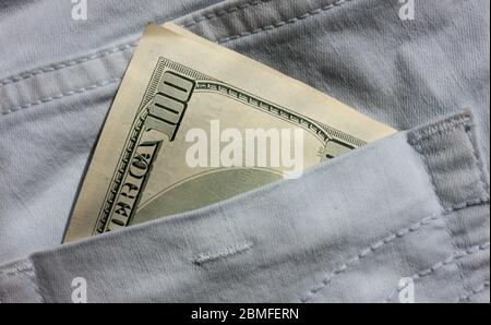 American Money in der Gesäßtasche der blauen Jeans. Nahaufnahme einer 100-Dollar-Banknote. Stockfoto