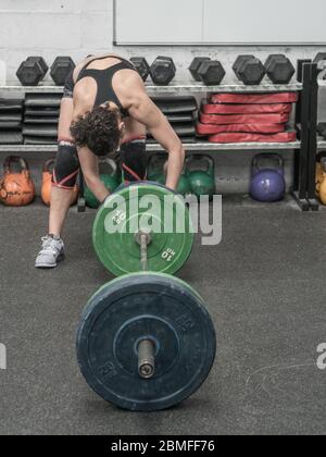 Frau in der Turnhalle bereit, Krafttraining Übungen zu trainieren Stockfoto