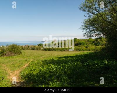 Blick über die Benllech Bay in Richtung Llanddona und die Great Orme Llandudno von oben Benllech Isle of Anglesey North Wales UK Stockfoto