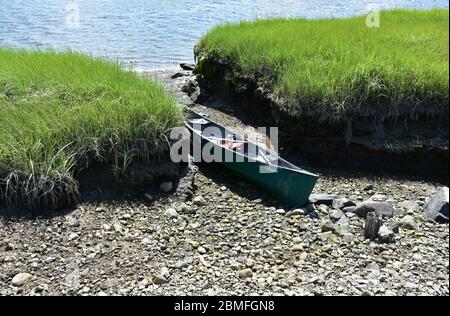 Kanu zog auf einem Felsen Ufer auf einem Fluss. Stockfoto