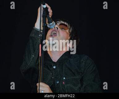 CHELMSFORD, ENGLAND - AUGUST 19: Tim Burgess von den Scharlatanen tritt auf der V Stage beim V2001 Music Festival im Hylands Park Festival am August auf Stockfoto