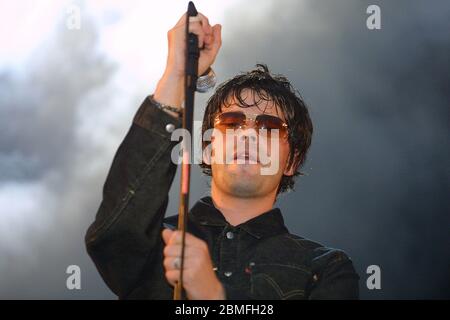 CHELMSFORD, ENGLAND - AUGUST 19: Tim Burgess von den Scharlatanen tritt auf der V Stage beim V2001 Music Festival im Hylands Park Festival am August auf Stockfoto