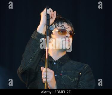 CHELMSFORD, ENGLAND - AUGUST 19: Tim Burgess von den Scharlatanen tritt auf der V Stage beim V2001 Music Festival im Hylands Park Festival am August auf Stockfoto