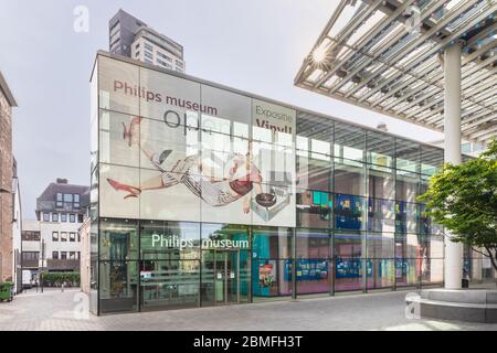 Eindhoven, Niederlande, 8. Mai 2020. Die Außenfassade des Philips Museums, des niederländischen Elektronikunternehmens im Zentrum von Eindhoven bei Sonnenschein Stockfoto
