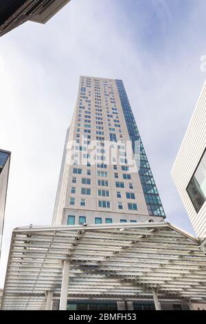 Eindhoven, Niederlande, 8. Mai 2020. Der Admirant Turm mit Häusern im Zentrum von Eindhoven an einem sonnigen Tag im Frühling. Außenfassade, hig Stockfoto