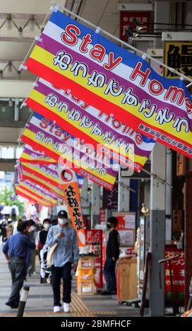 Tokio, Japan. Mai 2020. Banner von 'Stay Home' werden am Samstag, den 9. Mai 2020, in der Sugamo-Einkaufsstraße in Tokio ausgestellt. Die japanische Regierung verlängerte den Ausnahmezustand bis Ende dieses Monats, um gegen das neue Coronavirus zu kämpfen. Kredit: Yoshio Tsunoda/AFLO/Alamy Live News Stockfoto