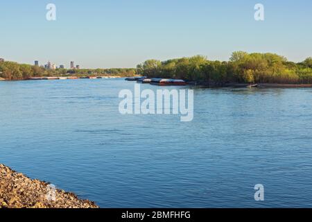 mississippi Flussweg durch Süd saint paul und Lastkähne entlang Ufer Stockfoto