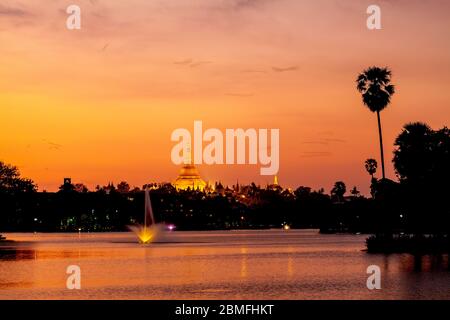 Blick über den Kandawgyi See zur Shwedagon Pagode auf dem Singuttara Hill, in Yangon (Rangun), Myanmar Stockfoto