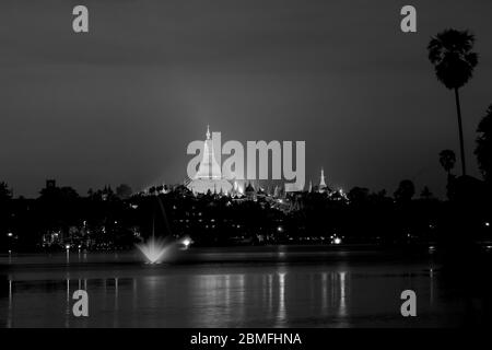 Blick über den Kandawgyi See zur Shwedagon Pagode auf dem Singuttara Hill, in Yangon (Rangun), Myanmar Stockfoto