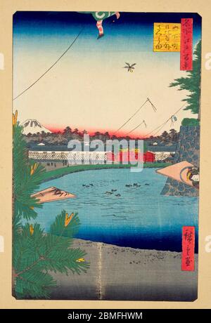 [ 1850s Japan - New Year Kite Flying ] - New Year Kite Flying in der Nähe des äußeren Graben von Edo Castle in Edo (aktuelle Tokyo), wie aus Yamashita-Cho, 1857 (Ansei 4). Im Hintergrund ist der Fuji zu sehen. Dieser Holzschnitt ist Bild 3 in hundert berühmten Ansichten von Edo (名所江戸百景, Meisho Edo Hyakkei), einer Serie von Ukiyoe Künstler Utagawa Hiroshige (歌川広重, 1797–1858) erstellt. Es ist eine von 42 Frühlingsszenen der Serie. Titel: Hibiya und Soto-Sakurada aus Yamashita-chō (山下町日比谷外さくら田, Yamashita-chō Hibiya Soto-Sakurada) Vintage-Holzschnitt aus dem 19. Jahrhundert. Stockfoto