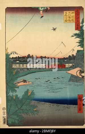 [ 1850s Japan - New Year Kite Flying ] - New Year Kite Flying in der Nähe des äußeren Graben von Edo Castle in Edo (aktuelle Tokyo), wie aus Yamashita-Cho, 1857 (Ansei 4). Im Hintergrund ist der Fuji zu sehen. Dieser Holzschnitt ist Bild 3 in hundert berühmten Ansichten von Edo (名所江戸百景, Meisho Edo Hyakkei), einer Serie von Ukiyoe Künstler Utagawa Hiroshige (歌川広重, 1797–1858) erstellt. Es ist eine von 42 Frühlingsszenen der Serie. Titel: Hibiya und Soto-Sakurada aus Yamashita-chō (山下町日比谷外さくら田, Yamashita-chō Hibiya Soto-Sakurada) Vintage-Holzschnitt aus dem 19. Jahrhundert. Stockfoto
