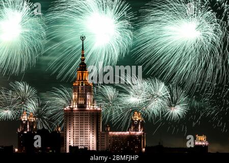 Moskau, Russland. Mai 2019. Die Moskauer Staatliche Universität schilhoutiert gegen das spektakuläre Feuerwerk, das am Himmel explodiert, um den 74. Jahrestag des Sieges über Nazi-Deutschland im Zweiten Weltkrieg zu feiern. Kredit: Leonid Faerberg/SOPA Images/ZUMA Wire/Alamy Live News Stockfoto