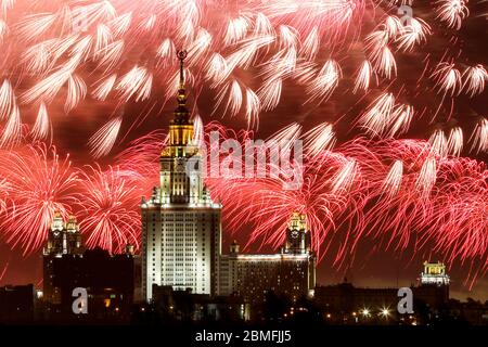 Moskau, Russland. Mai 2019. Die Moskauer Staatliche Universität schilhoutiert gegen das spektakuläre Feuerwerk, das am Himmel explodiert, um den 74. Jahrestag des Sieges über Nazi-Deutschland im Zweiten Weltkrieg zu feiern. Kredit: Leonid Faerberg/SOPA Images/ZUMA Wire/Alamy Live News Stockfoto