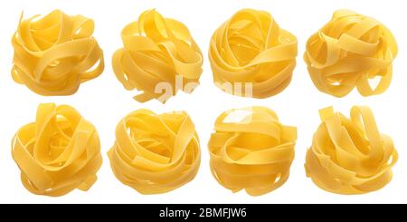 Rohe Tagliatelle Pasta. Italienische Fettuccine isoliert auf weißem Hintergrund Stockfoto