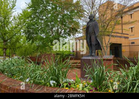 Greeneville, Tennessee, USA - 29. April 2020: Historisches Viertel von Greensville, Tennessee, wo eine Statue von Andrew Johnson 17. US-Präsident steht Stockfoto