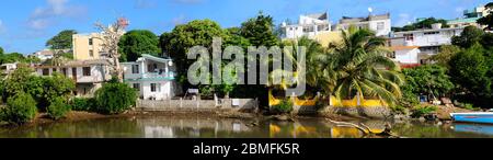 Mahebourg/ Mauritius Insel: Panoramablick auf den Fluss mit Kolonialhäusern, Stockfoto