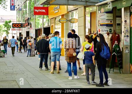 Wien, Österreich. Mai 2020. Die Ausreisebeschränkungen in Österreich werden aufgehoben. Alle Geschäfte sind wieder geöffnet. Viele Leute sind wieder auf der berühmten Einkaufsstraße 'Mariahilferstraße'. Quelle: Franz Perc / Alamy Live News Stockfoto