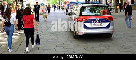 Wien, Österreich. Mai 2020. Die Ausreisebeschränkungen in Österreich werden aufgehoben. Alle Geschäfte sind wieder geöffnet. Viele Leute sind wieder auf der berühmten Einkaufsstraße 'Mariahilferstraße'. Quelle: Franz Perc / Alamy Live News Stockfoto