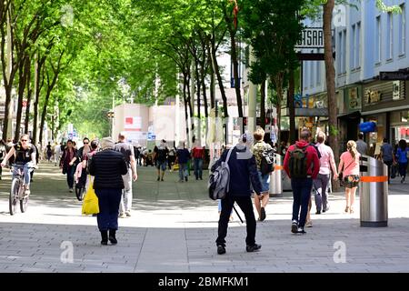 Wien, Österreich. Mai 2020. Die Ausreisebeschränkungen in Österreich werden aufgehoben. Alle Geschäfte sind wieder geöffnet. Viele Leute sind wieder auf der berühmten Einkaufsstraße 'Mariahilferstraße'. Quelle: Franz Perc / Alamy Live News Stockfoto