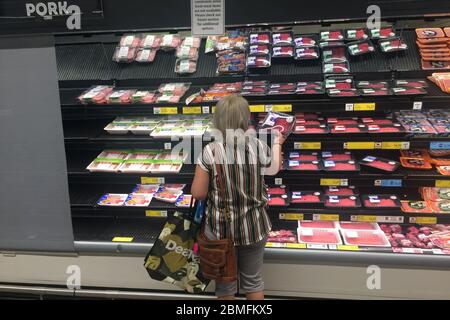 Coral Springs. Mai 2020. Allgemeine Ansicht des Fleischregals des Aldi Supermarktes als Bedenken hinsichtlich der Fleischknappheit und der Störungen der Lieferkette während der COVID-19-Pandemie am 8. Mai 2020 in Coral Springs, Florida. Quelle: Mpi04/Media Punch/Alamy Live News Stockfoto