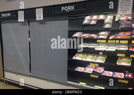 Coral Springs. Mai 2020. Allgemeine Ansicht des Fleischregals des Aldi Supermarktes als Bedenken hinsichtlich der Fleischknappheit und der Störungen der Lieferkette während der COVID-19-Pandemie am 8. Mai 2020 in Coral Springs, Florida. Quelle: Mpi04/Media Punch/Alamy Live News Stockfoto