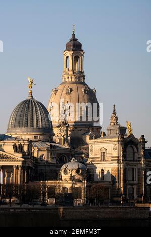 Dresden, Brühlsche Terrasse mit Frauenkirche und Kunstakademie, Blick über die Elbe Stockfoto