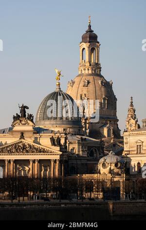 Dresden, Brühlsche Terrasse mit Frauenkirche und Kunstakademie, Blick über die Elbe Stockfoto