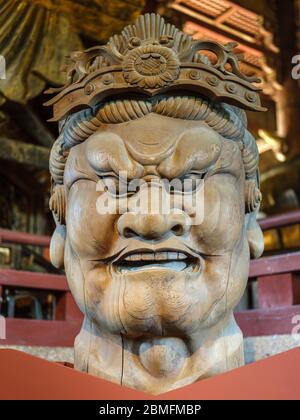 Bishamonen - einer der japanischen Sieben Götter des Glücks am Todaiji Tempel in Nara Stockfoto