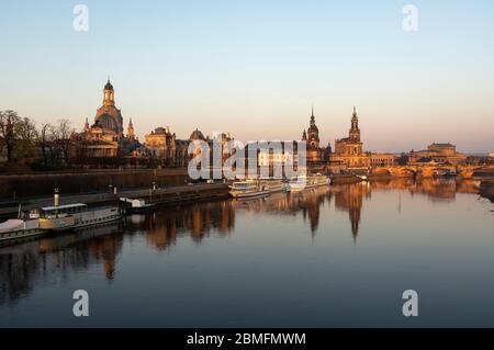 Dresden, Blick über die Elbe bei Sonnenaufgang Stockfoto
