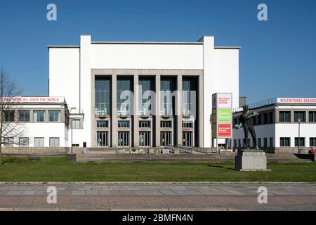 Dresden, Deutsches Hygiene-Museum, 1928-1930 von Wilhelm Kreis erbaut, davor Statue „Ballwerfer von Richard David Fabricius (1907) Stockfoto