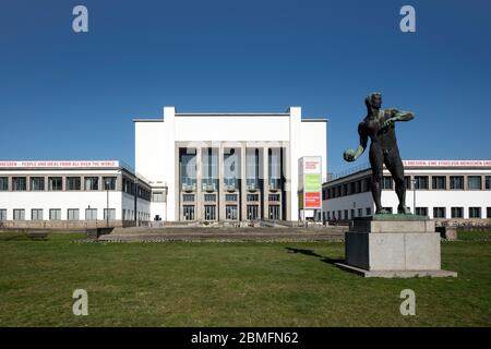 Dresden, Deutsches Hygiene-Museum, 1928-1930 von Wilhelm Kreis erbaut, davor Statue „Ballwerfer von Richard David Fabricius (1907) Stockfoto