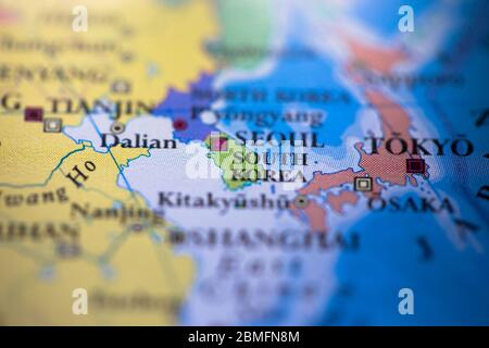 Geringe Schärfentiefe Fokus auf geografische Karte Lage des Landes Südkorea in Asien Kontinent auf Atlas Stockfoto