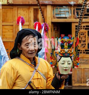 Di (Ground) Operntänzer. Hauptsächlich von älteren Männern gemacht. Anshun Gebiet, Guizhou Provinz, China Stockfoto