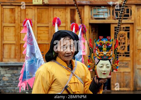 Di (Ground) Operntänzer. Hauptsächlich von älteren Männern gemacht. Anshun Gebiet, Guizhou Provinz, China Stockfoto