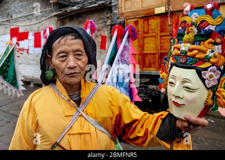 Di (Ground) Operntänzer. Hauptsächlich von älteren Männern gemacht. Anshun Gebiet, Guizhou Provinz, China Stockfoto