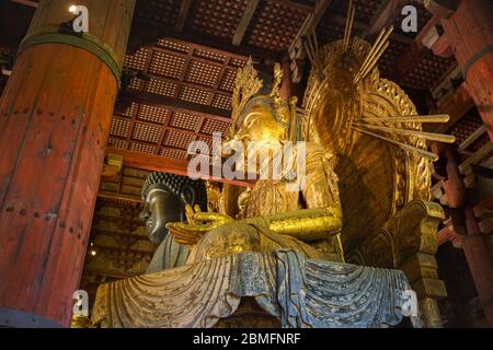 Der große Buddha im Todai-ji Tempel in Nara. Die weltweit größte Bronzestatue des Buddha Vairocana (Daibutsu) Stockfoto