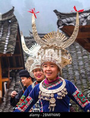 Junge Mädchen, die einen traditionellen Tanz aufführen.Sie sind von den Longde langen Rock Miao Menschen. Kaili Gebiet, Guizhou Provinz, China Stockfoto