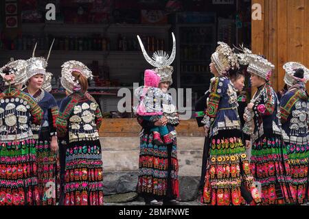 Junge Mädchen, die einen traditionellen Tanz aufgeführt haben. Sie sind von den Longde langen Rock Miao Menschen. Kaili Gebiet, Guizhou Provinz, China Stockfoto