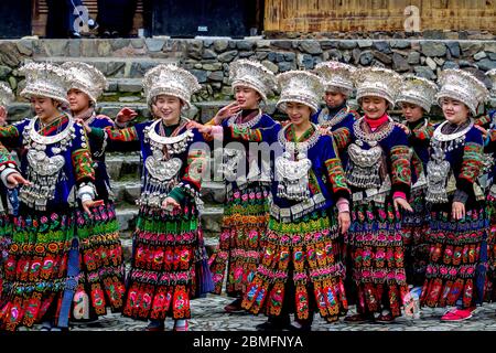 Junge Mädchen, die einen traditionellen Tanz aufgeführt haben. Sie sind von den Longde langen Rock Miao Menschen. Kaili Gebiet, Guizhou Provinz, China Stockfoto